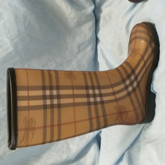 💯 Authentic Burberry Tan and Brown Checkered Rain Boots. (Size/37) - Picture 12 of 16